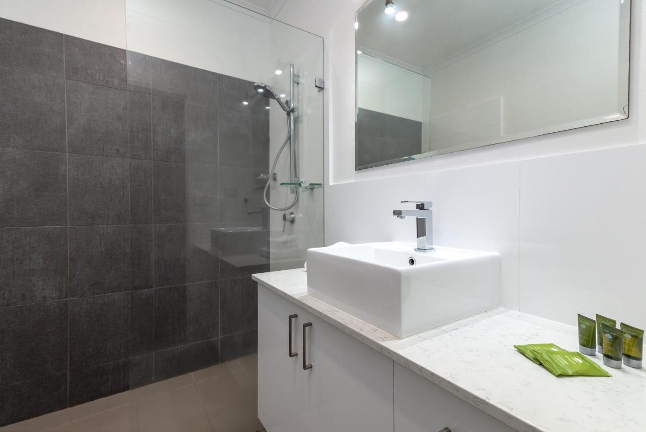 Seascape Holidays At Reef Terraces On St Crispins 道格拉斯港 外观 照片